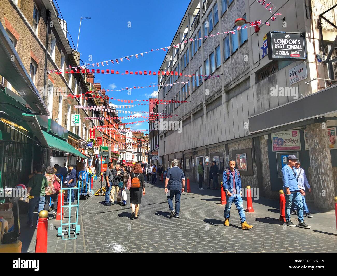 Lisle Street, Londra, WC2, Chinatown street scene con bunting e turisti in estate - Immagine stock catturata con smartphone