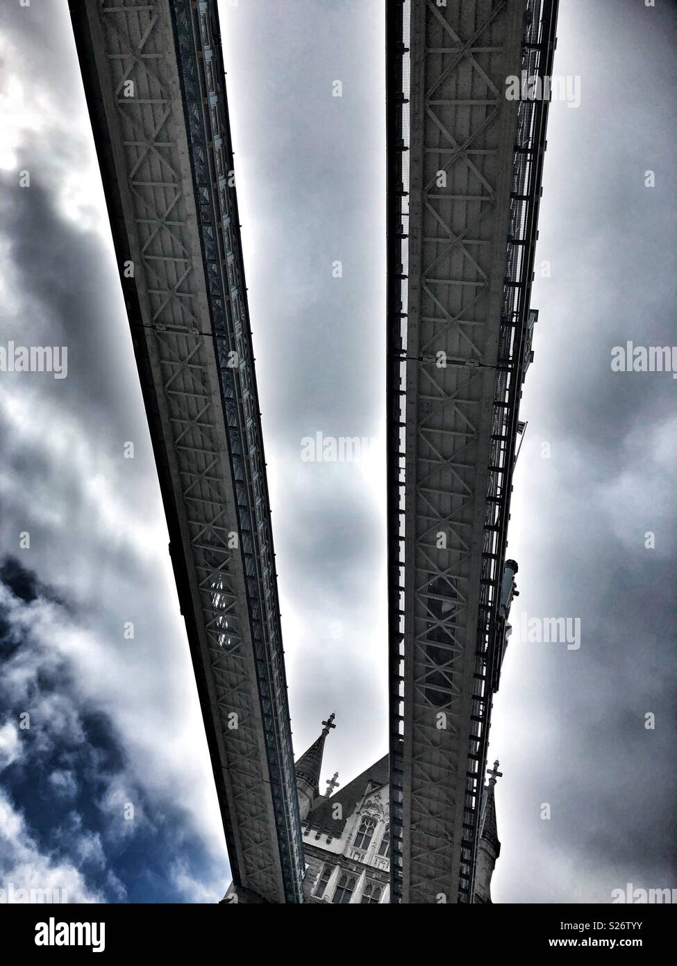Vista del Tower Bridge di Londra, Regno Unito il colpo da sotto Foto Stock