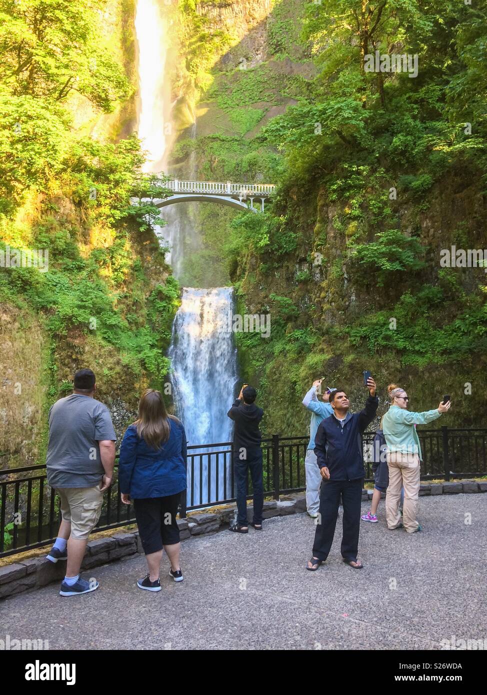I turisti tenendo selfie e foto di Multnomah Falls, Oregon, Stati Uniti. Foto Stock