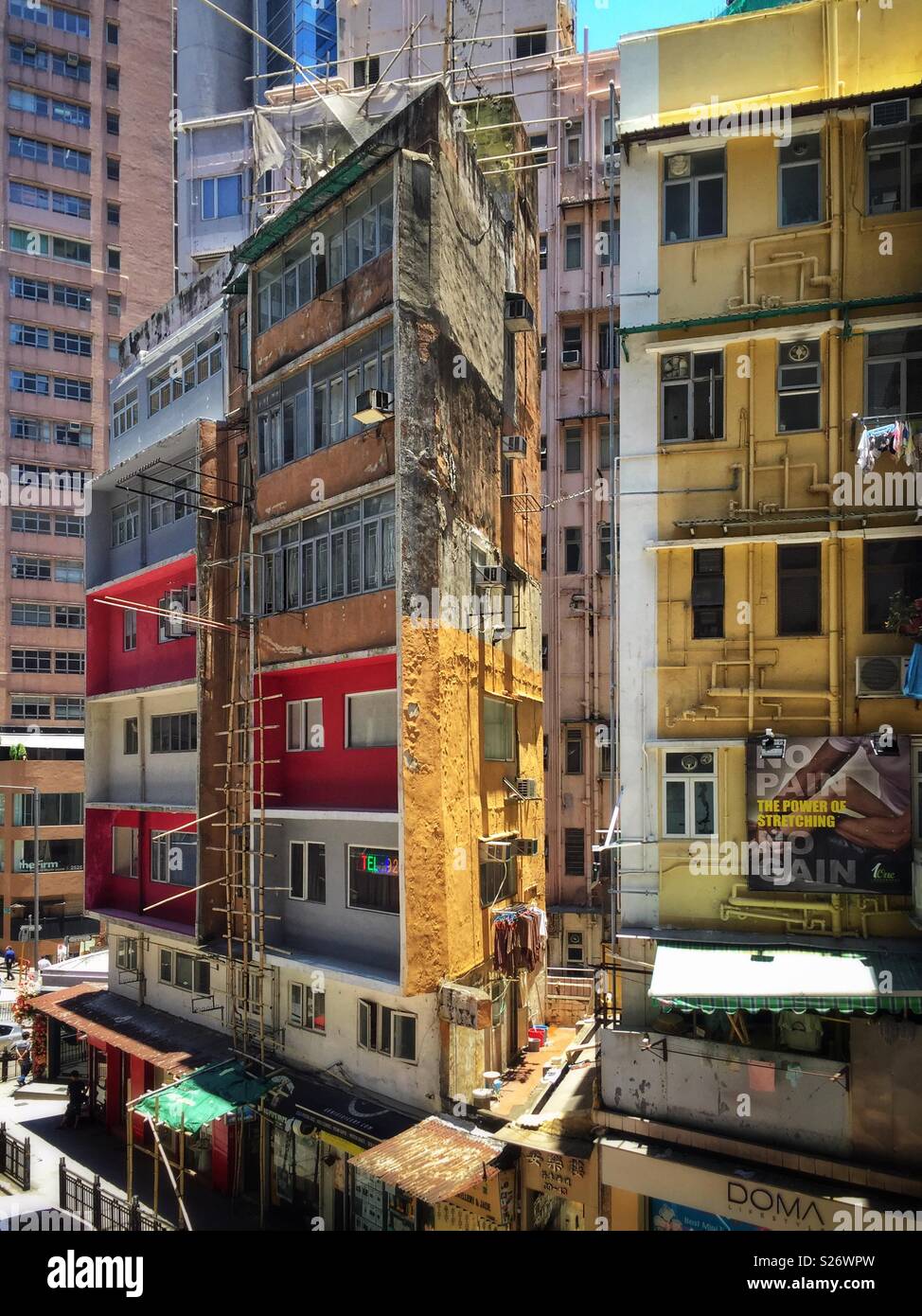 Old-style walk-up blocco appartamento al di sopra dei negozi al dettaglio su Hollywood Road, Central, Hong Kong - Immagine stock catturata con smartphone
