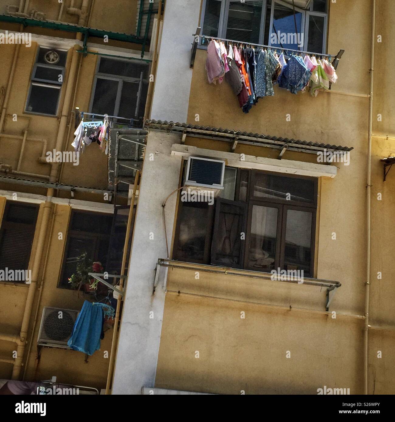 Servizio lavanderia appesi per asciugare al di fuori di un vecchio-stile walk-up condominio su Hollywood Road, Central, Hong Kong - Immagine stock catturata con smartphone