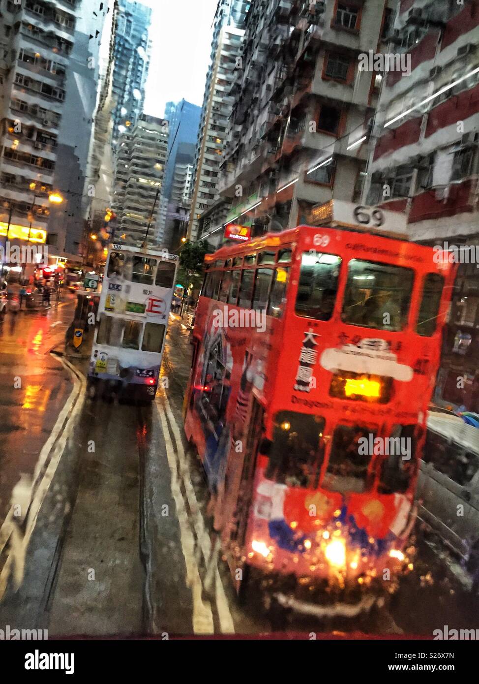 I tram sulla strada Johnston, Wan Chai, Isola di Hong Kong, visto attraverso la finestra ad umido di un tram Foto Stock