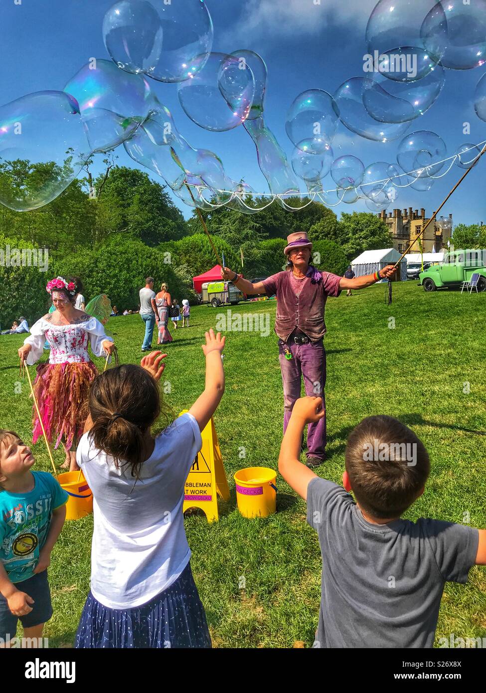 Intrattenimento per bambini a Sherborne Castle Country Fair con enormi bolle di sapone, Sherborne, Dorset, Inghilterra Foto Stock