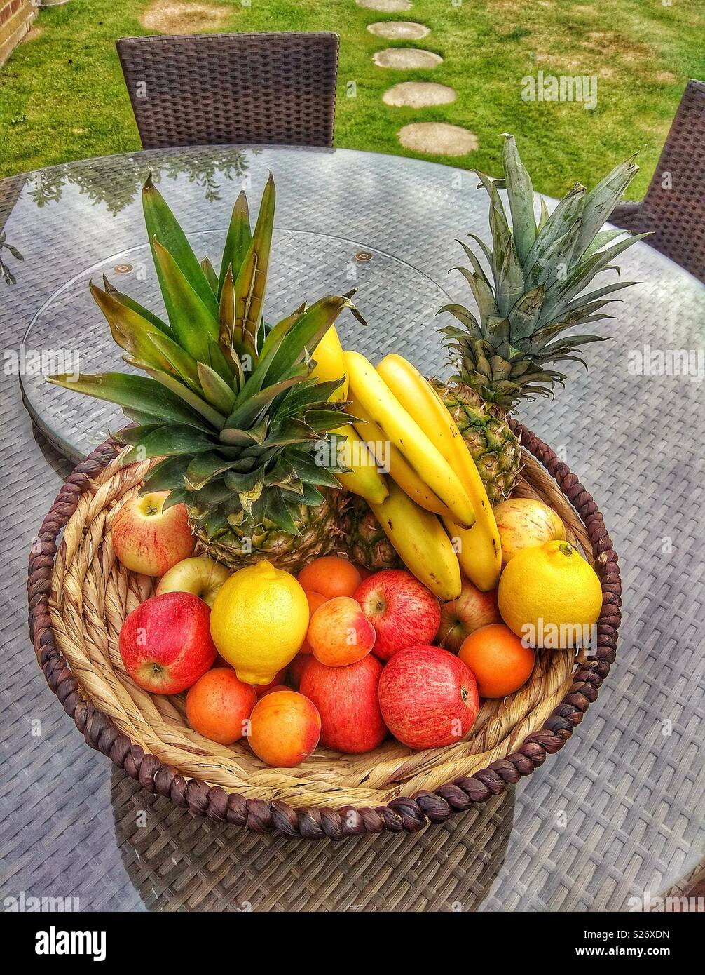 Cesto di frutta - Immagine stock catturata con smartphone