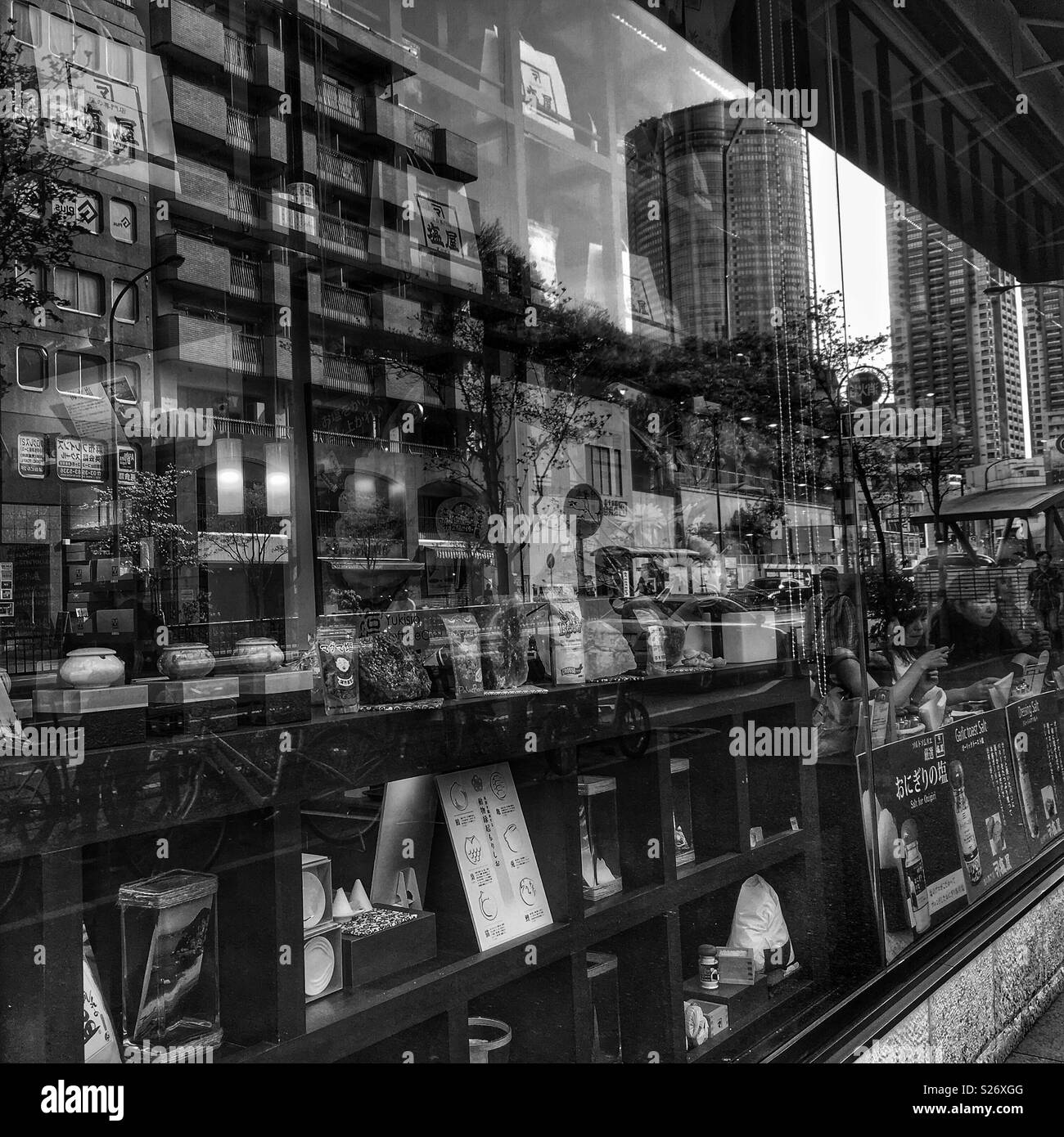 La riflessione di Mori Tower in un shopwindow - presa in aprile 2017 Foto Stock