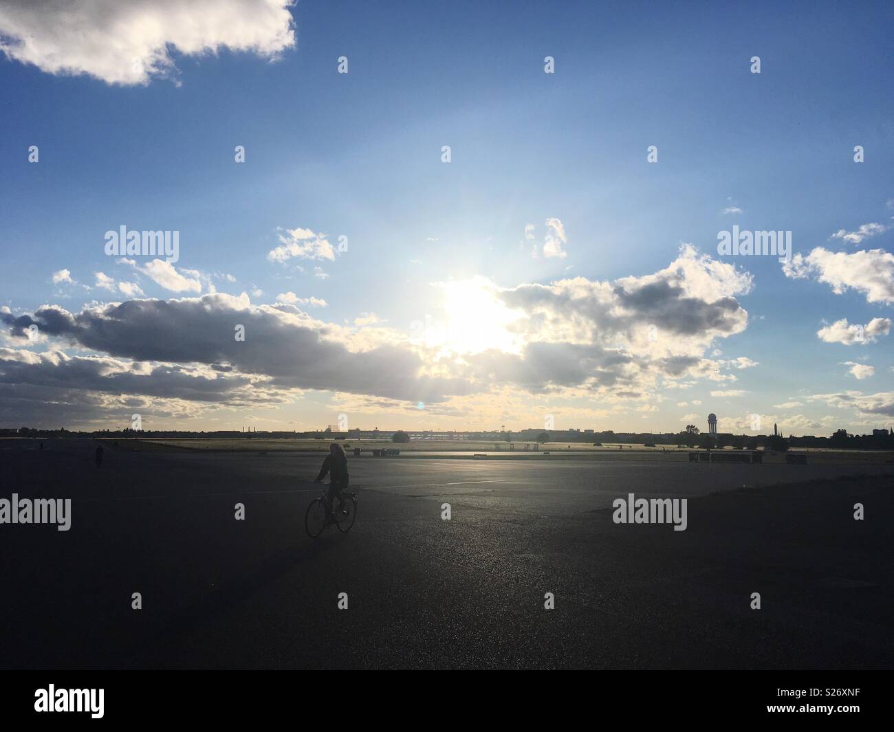 Aeroporto di Tempelhof nella luce della sera Foto Stock