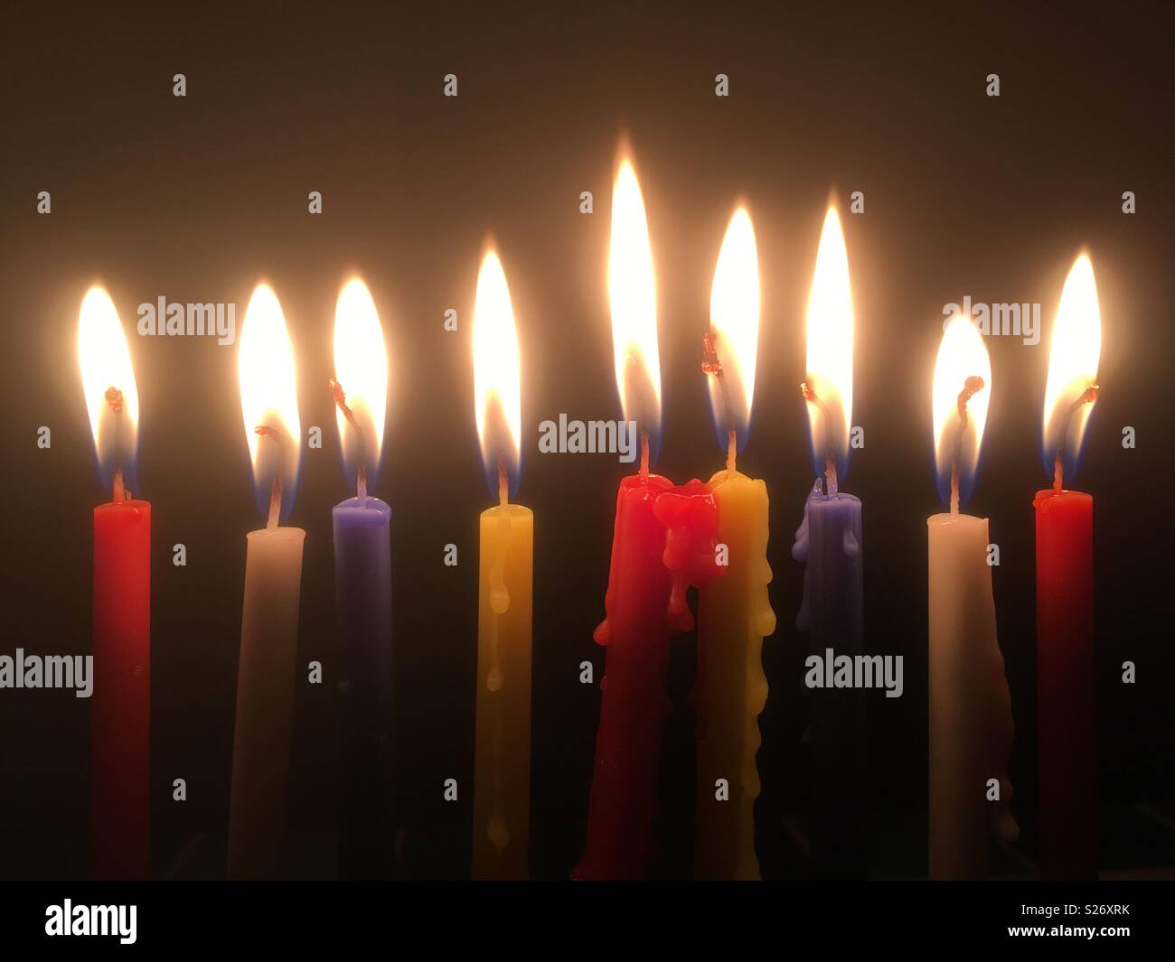 9 candele accese all'ottavo giorno del popolo ebraico Chanukah festival, a Watford in inverno. Foto Stock
