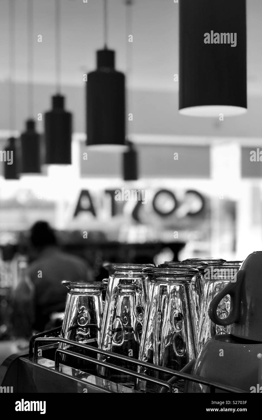 Costa Coffee shop interno con gli occhiali e il logo del marchio. Foto Stock