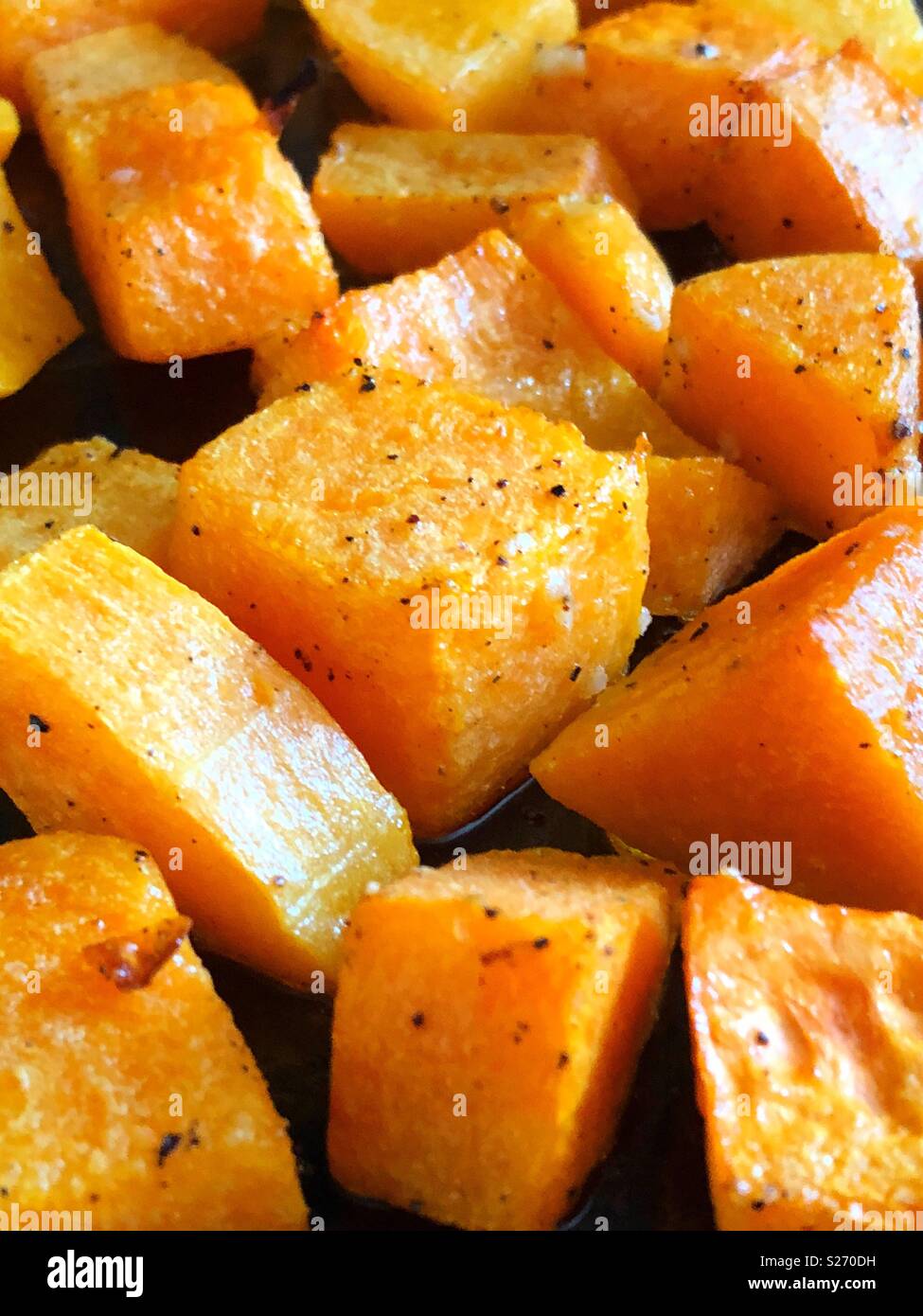 Primo piano del forno Arrosto di zucca pezzi Foto Stock