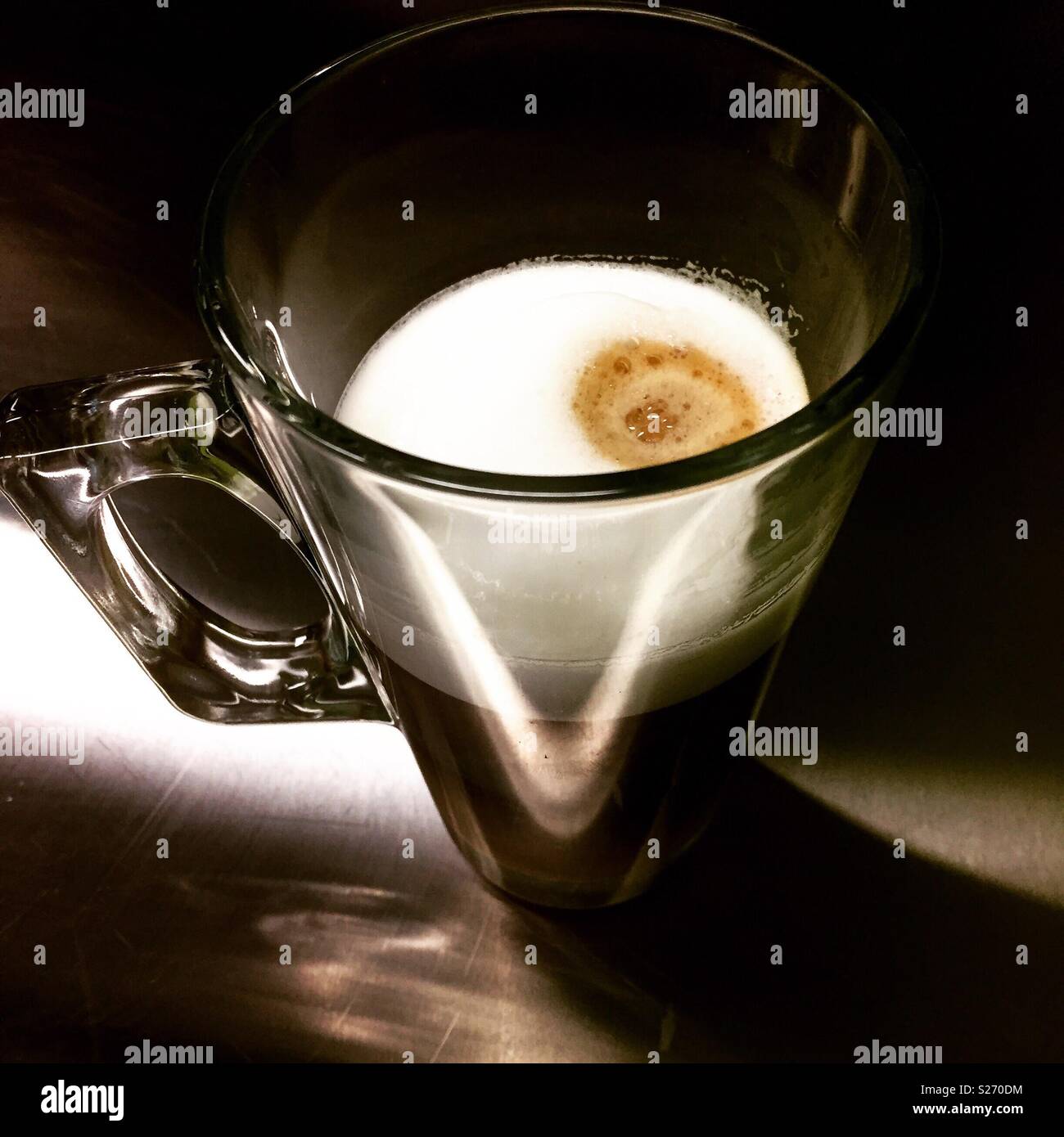 Il caffelatte in una tazza di vetro Foto Stock