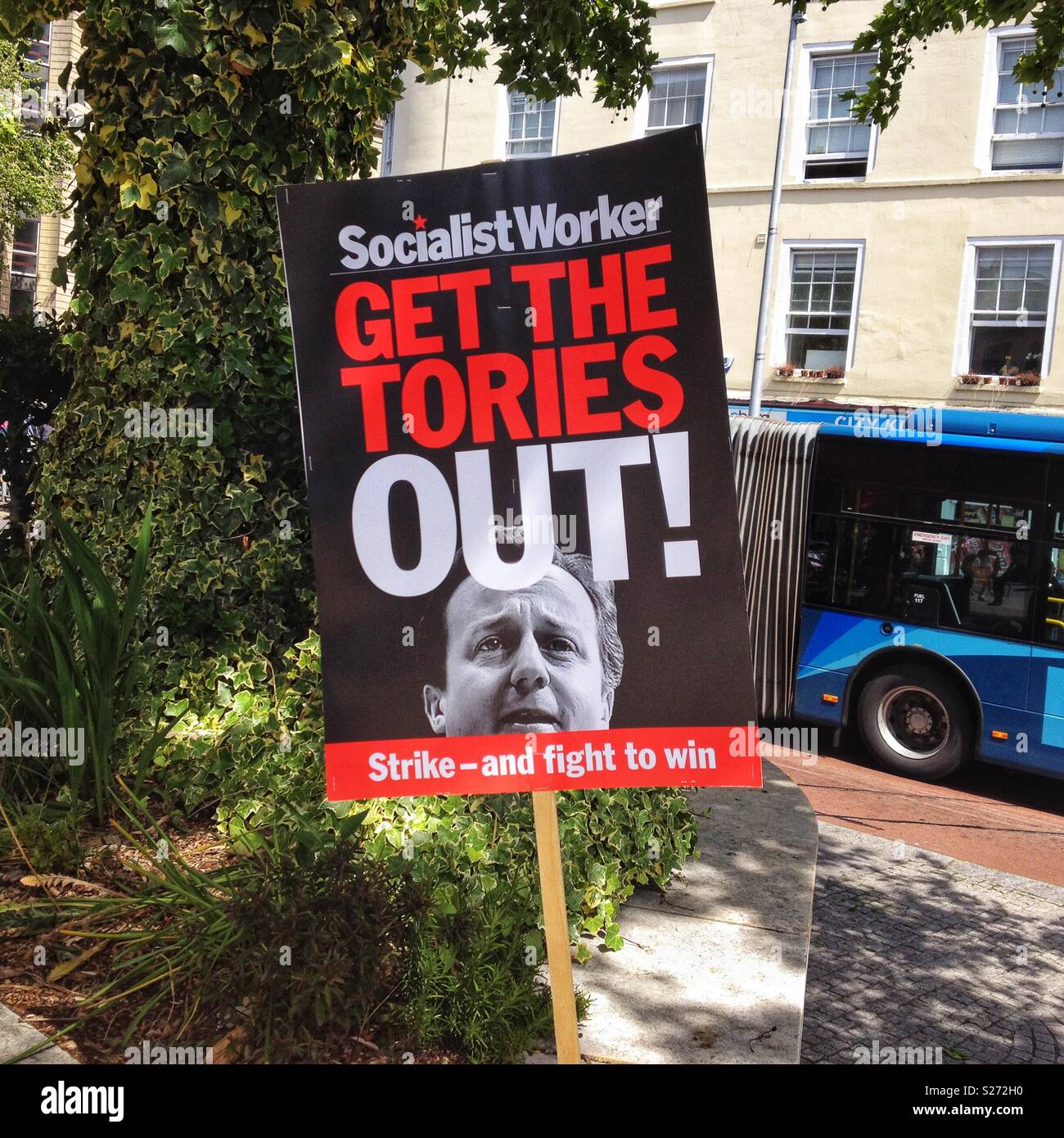 Un socialista Partito dei Lavoratori di Lettura della targhetta "OTTENERE I TORIES OUT" in una dimostrazione in Bristol, Regno Unito - Immagine stock catturata con smartphone
