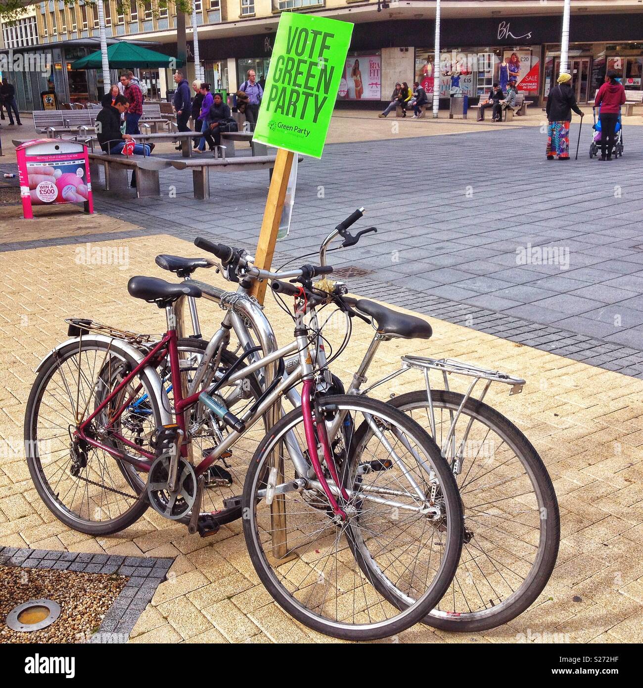 Due biciclette e un cartellone di lettura "voto Partito Verde" durante il 2015 campagna elettorale in Bristol, Regno Unito - Immagine stock catturata con smartphone