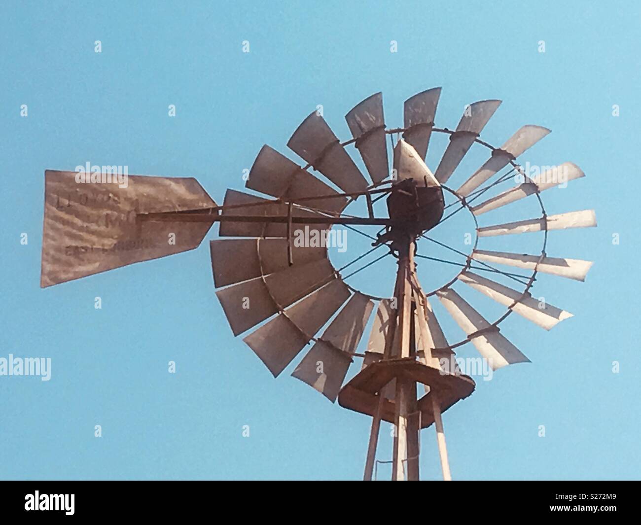 La misurazione della velocità del vento e la direzione presso il ghepardo esperienza, Bloemfontein, Sud Africa, d'inverno. Foto Stock