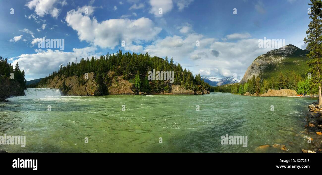 Vista panoramica della prua scende e il fiume in Banff, Alberta, Canada - Immagine stock catturata con smartphone