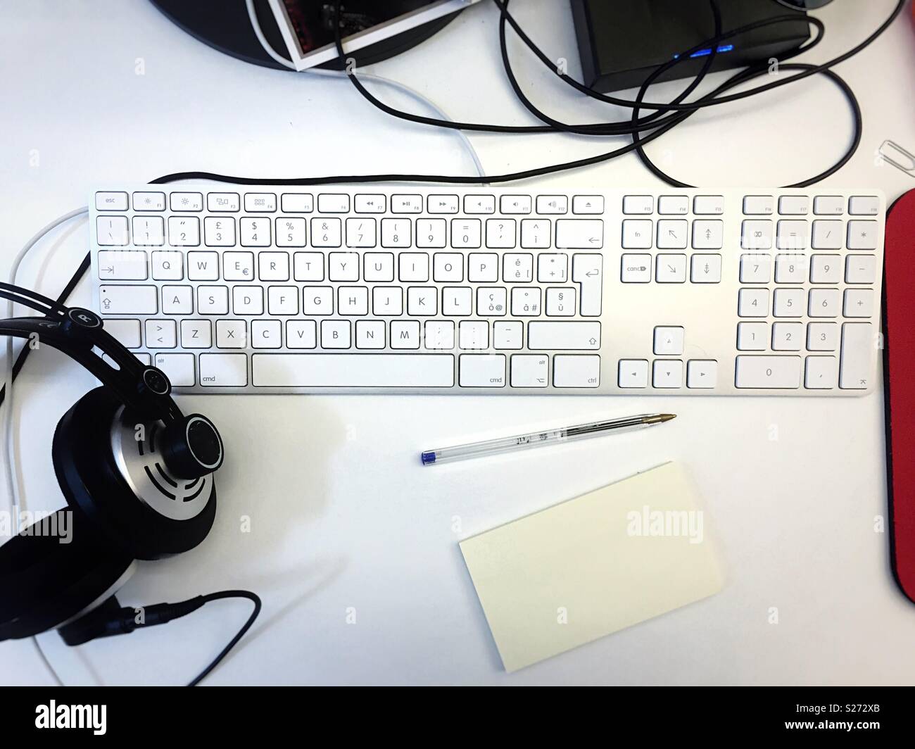 Area di lavoro bianco scrivania - Immagine stock catturata con smartphone