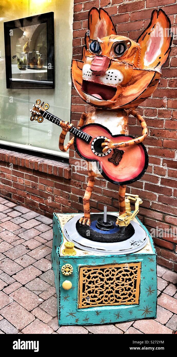 Una chitarra-playing cat scultura. Foto Stock