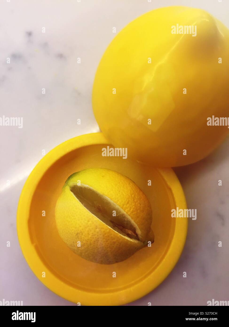 Chiudere del tutto il limone con una fetta andato in un apposito contenitore di limone, STATI UNITI D'AMERICA - Immagine stock catturata con smartphone