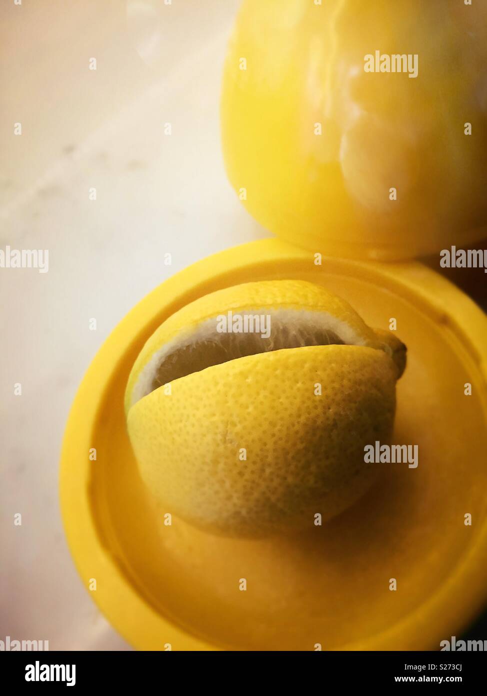 Chiudere del tutto il limone con una fetta andato in un apposito contenitore di limone, STATI UNITI D'AMERICA - Immagine stock catturata con smartphone