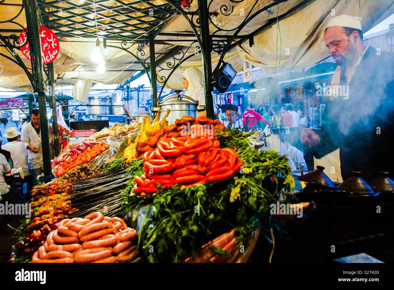 Cucina di strada fornitore, Jemaa El Fnaa, Marrakech, Marocco - Immagine stock catturata con smartphone