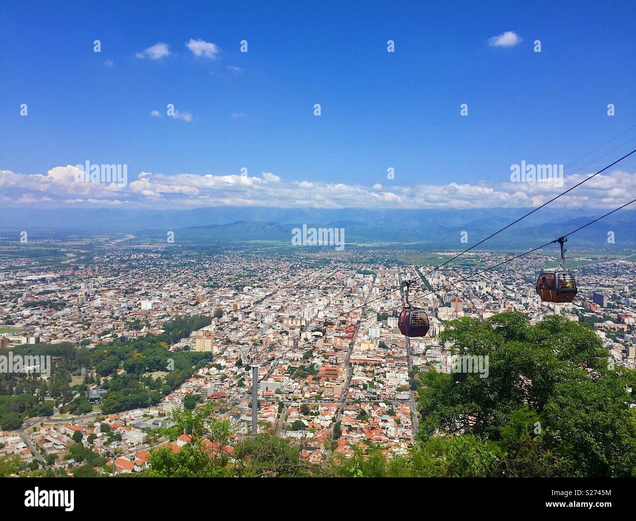 Funivia con lo skyline della città Foto Stock