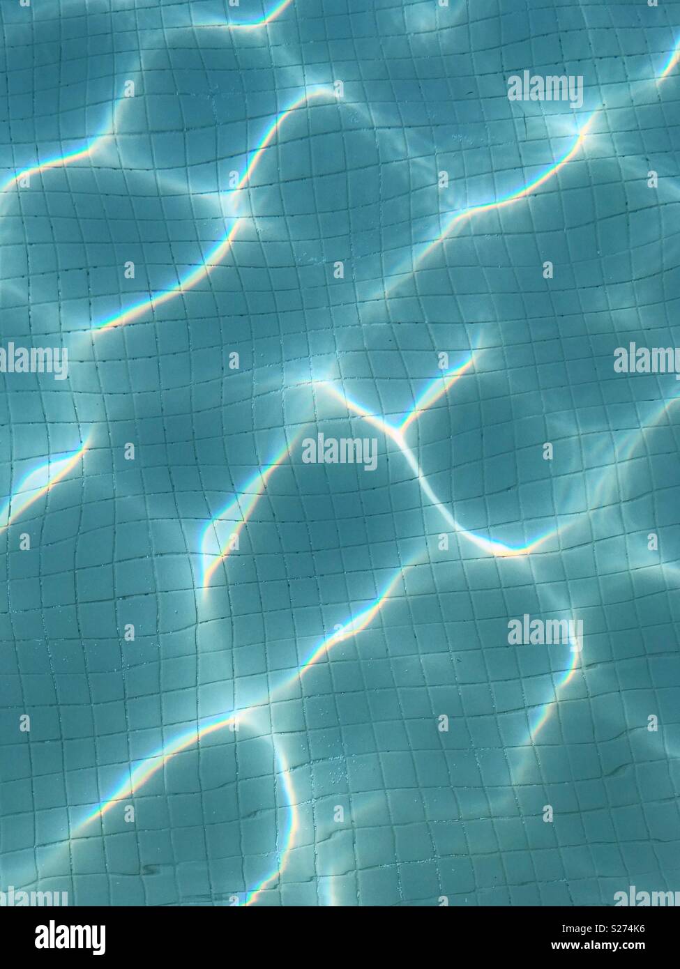 La luce del sole danza attraverso la superficie di una piscina. - Immagine stock catturata con smartphone