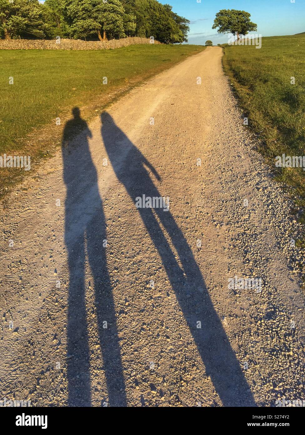 Ombre di un uomo e di una donna su un sentiero a Malham Tarn in Yorkshire Dales - Immagine stock catturata con smartphone