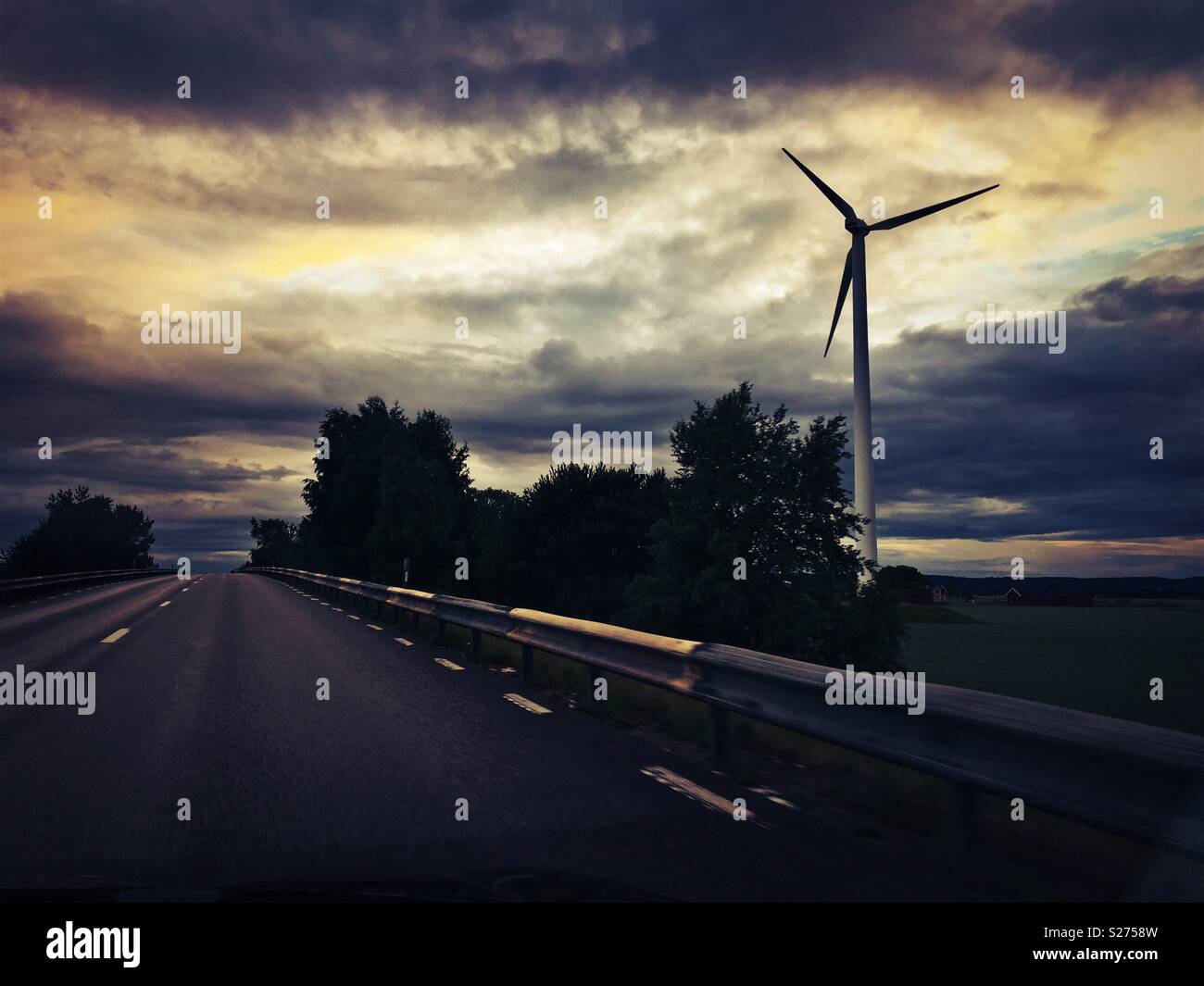 Generatore a vento di tempesta dall autostrada svedese Foto Stock