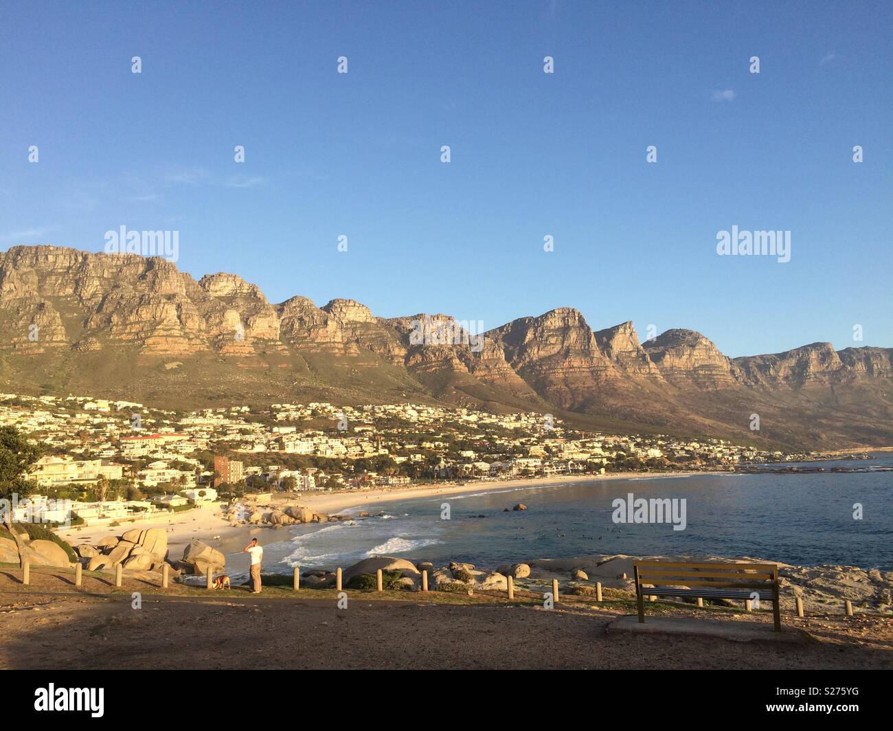 Paesaggio delle montagne dei dodici Apostoli al tramonto e sotto la spiaggia di Camps Bay a città del Capo in Sudafrica - Immagine stock catturata con smartphone