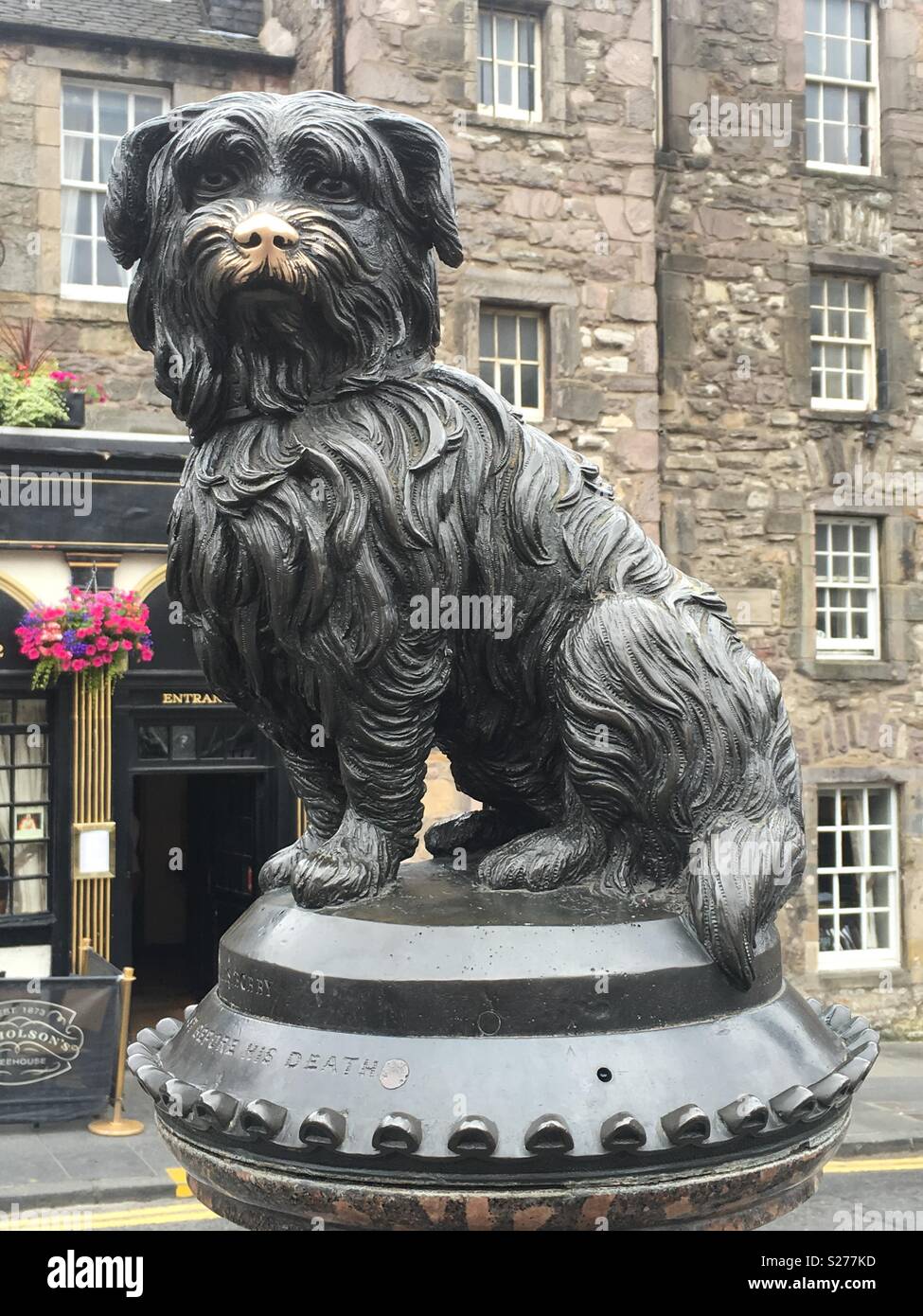 Greyfriars Bobby una statua di Skye Terrier che ha custodito i suoi proprietari grave per quattordici anni dopo la sua morte la statua si trova a Edimburgo in Scozia Foto Stock