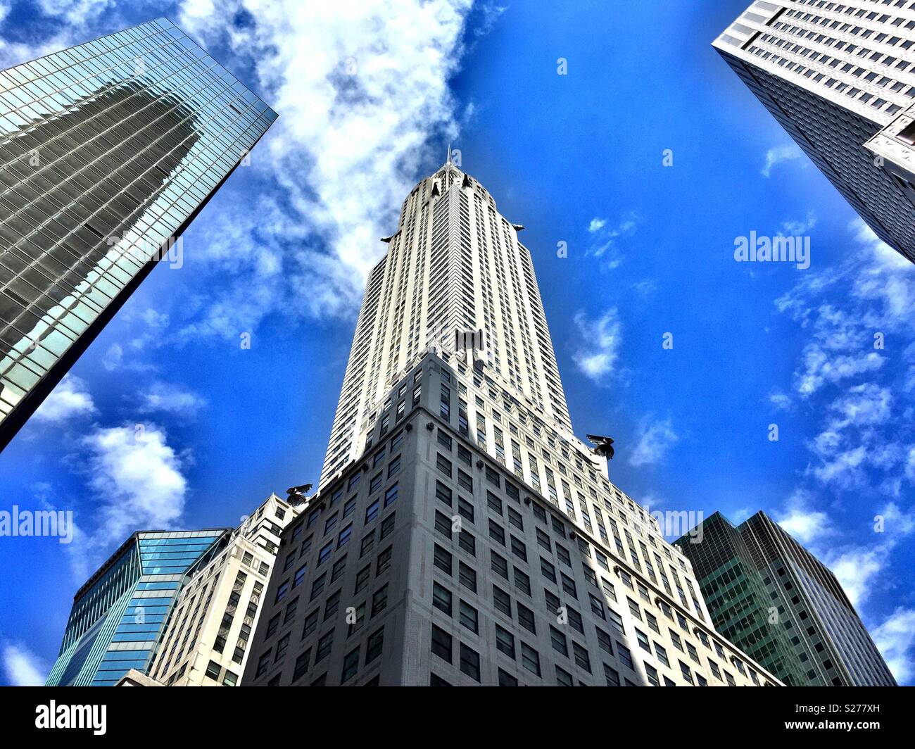 Il Chrysler building sulla 42nd St., colpo dal basso con un cielo blu Foto Stock