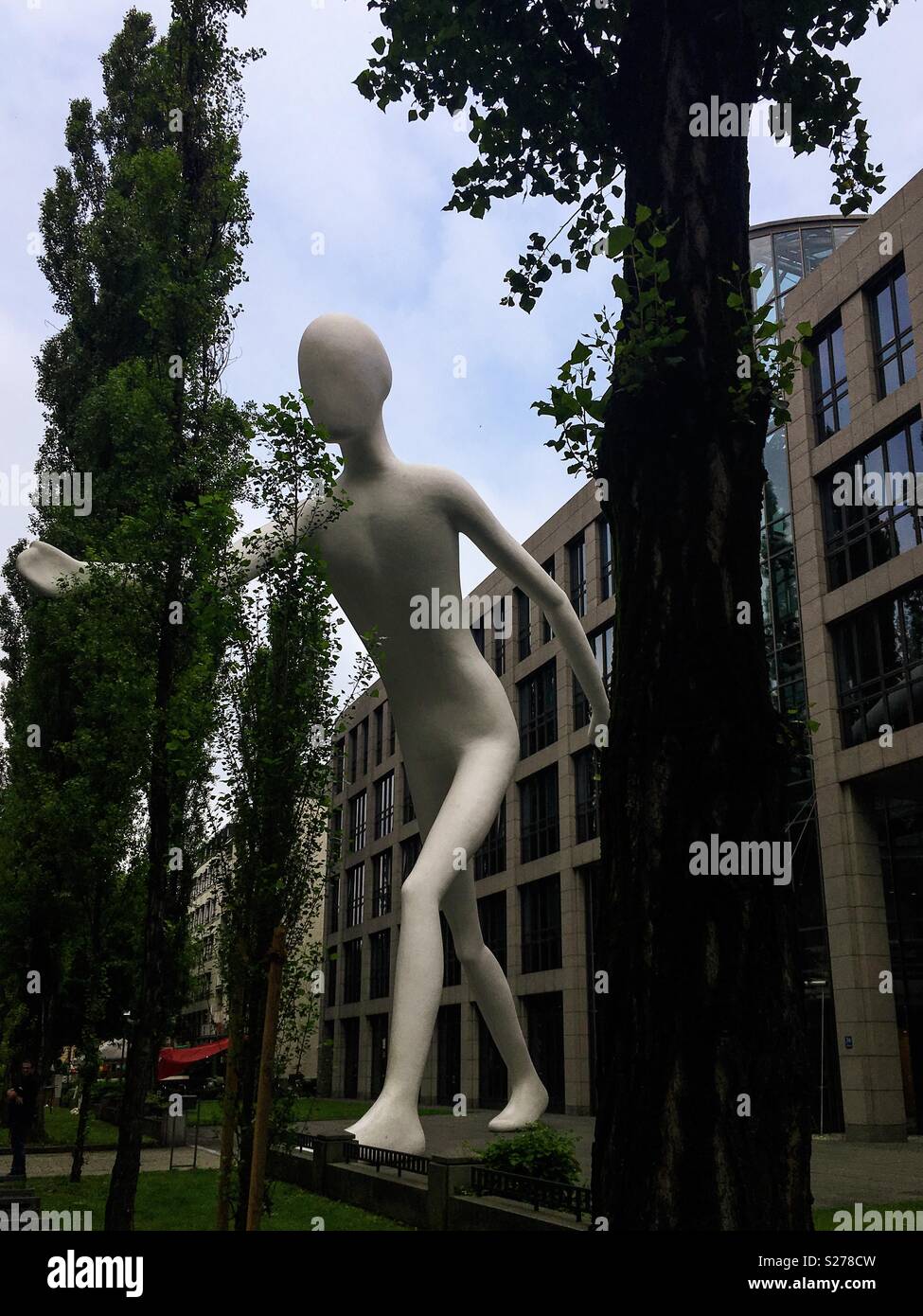 Der 'a piedi Man' von Jonathan Borofski an der Münchner Leopoldstraße Foto Stock