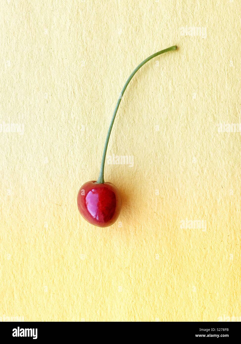 Single cherry - Immagine stock catturata con smartphone
