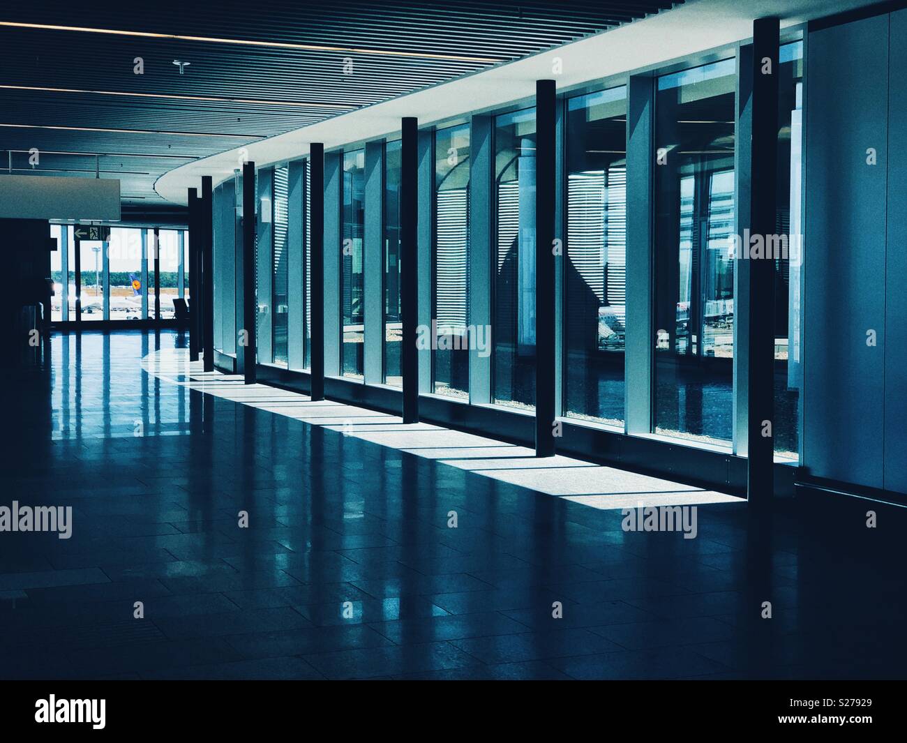 Infiniti sentieri di Francoforte Aeroporto internazionale Foto Stock