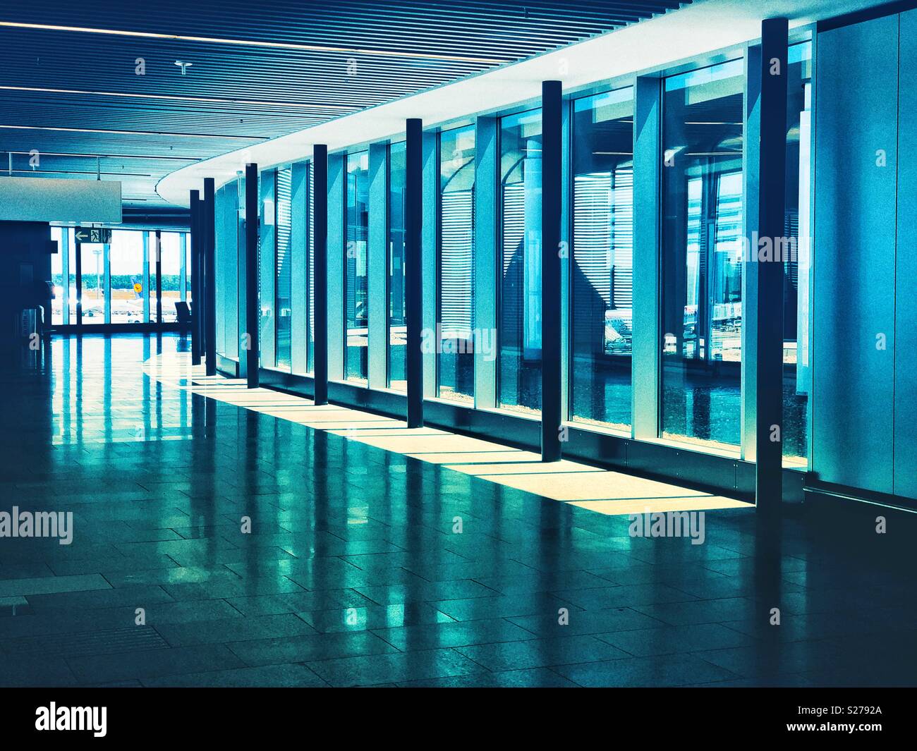 Infiniti sentieri di Francoforte Aeroporto internazionale Foto Stock