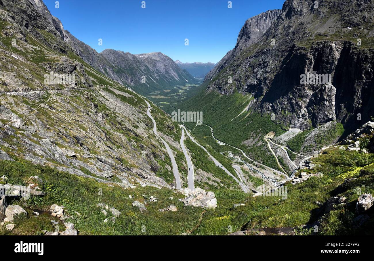 Trollstigen pass, Norvegia su un luminoso giorno d'estate. Foto Stock