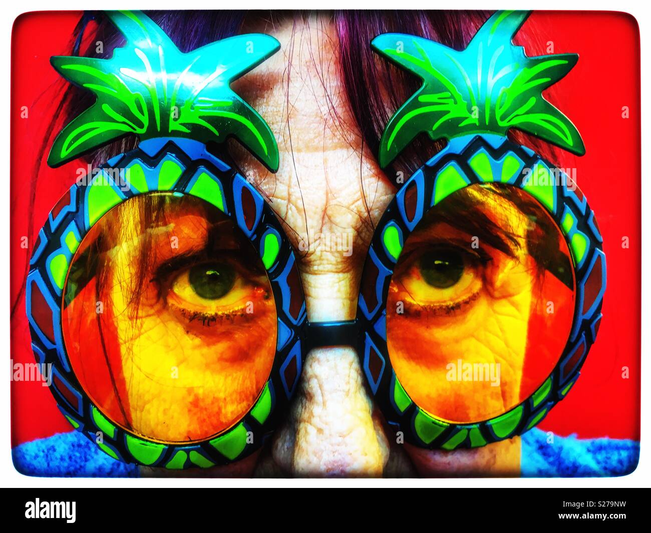 Commedia di occhiali da sole di ananas - Immagine stock catturata con smartphone