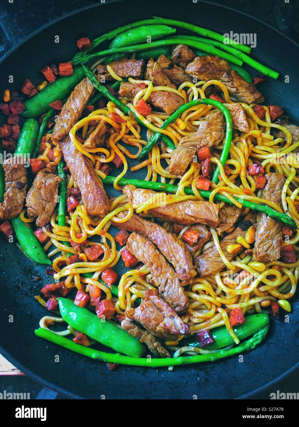 Carni bovine e a base di noodle all'uovo STIR FRY Foto Stock
