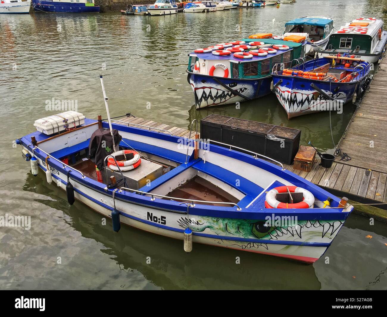 Traghetti ormeggiati nel porto di galleggiante in Bristol, Regno Unito - Immagine stock catturata con smartphone