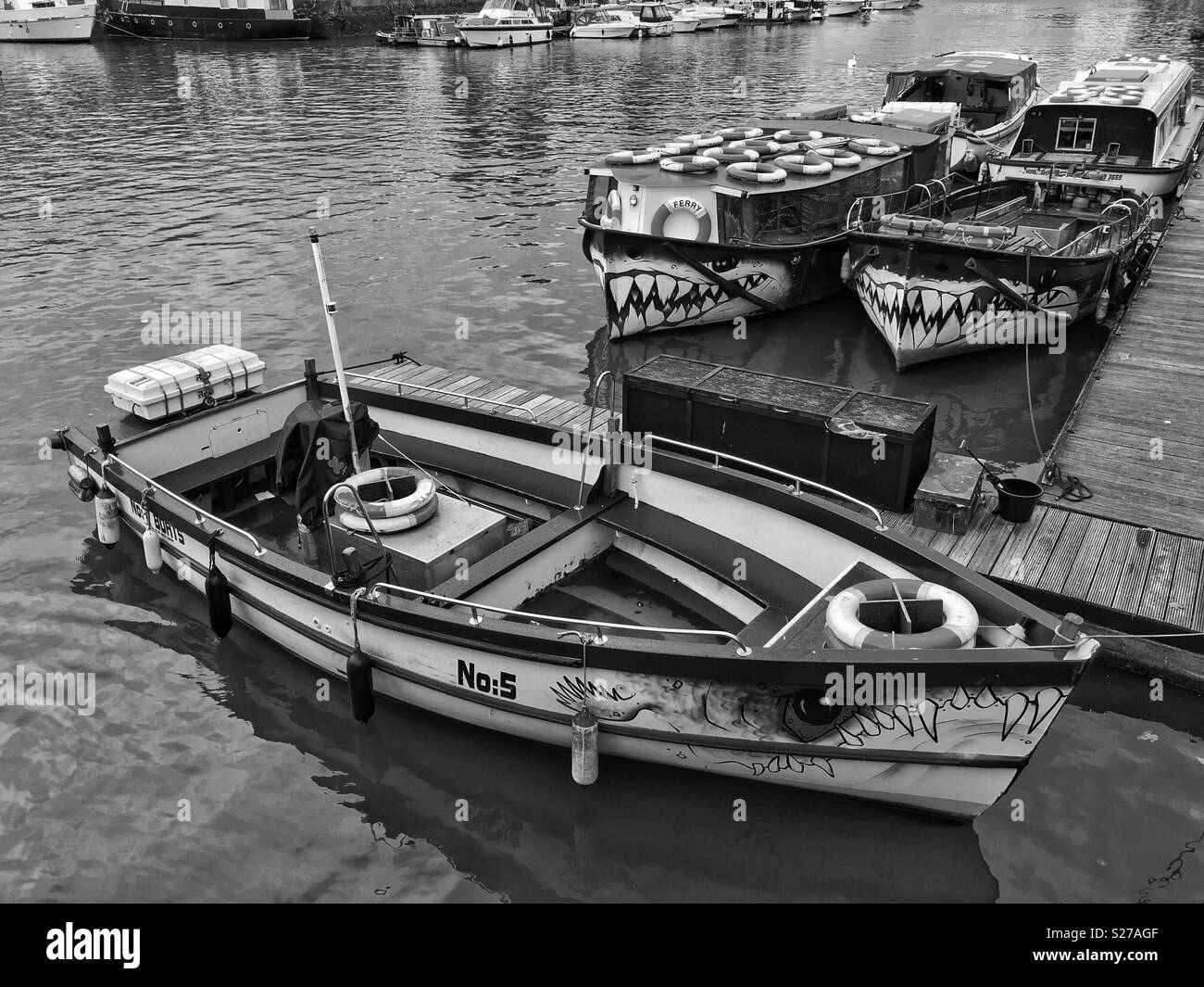 Traghetti ormeggiati nel porto di galleggiante in Bristol, Regno Unito - Immagine stock catturata con smartphone