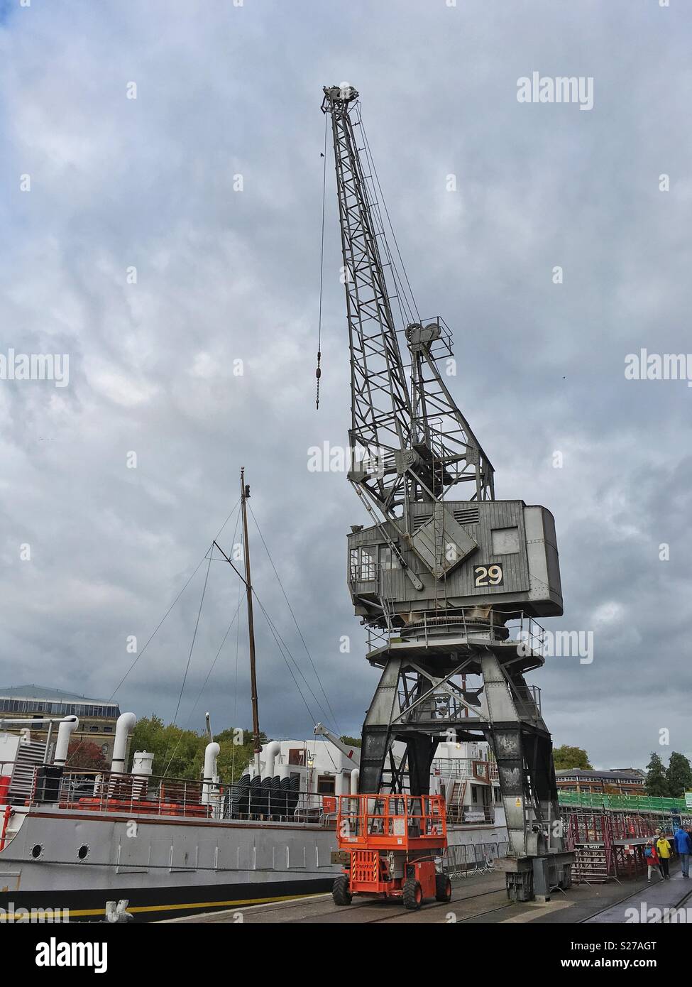 Una gru di banchina al di fuori della M museo capannone a Bristol, Regno Unito - Immagine stock catturata con smartphone