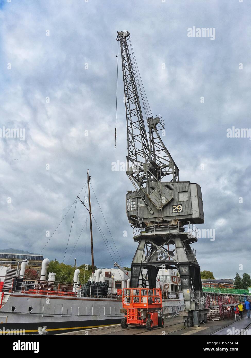 Una gru di banchina al di fuori della M museo capannone a Bristol, Regno Unito - Immagine stock catturata con smartphone