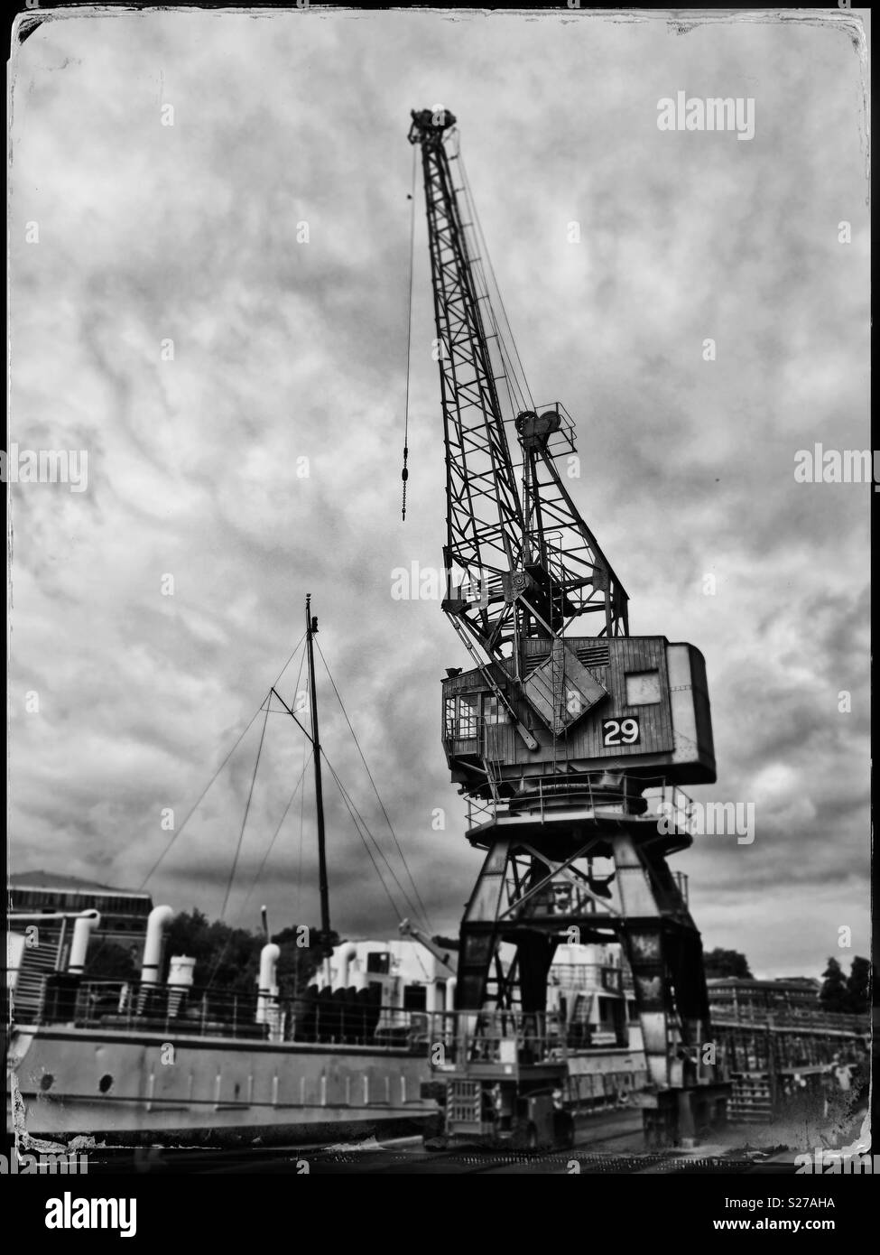 Una finta tintype fotografia di una gru di banchina al di fuori della M museo capannone a Bristol, Regno Unito - Immagine stock catturata con smartphone