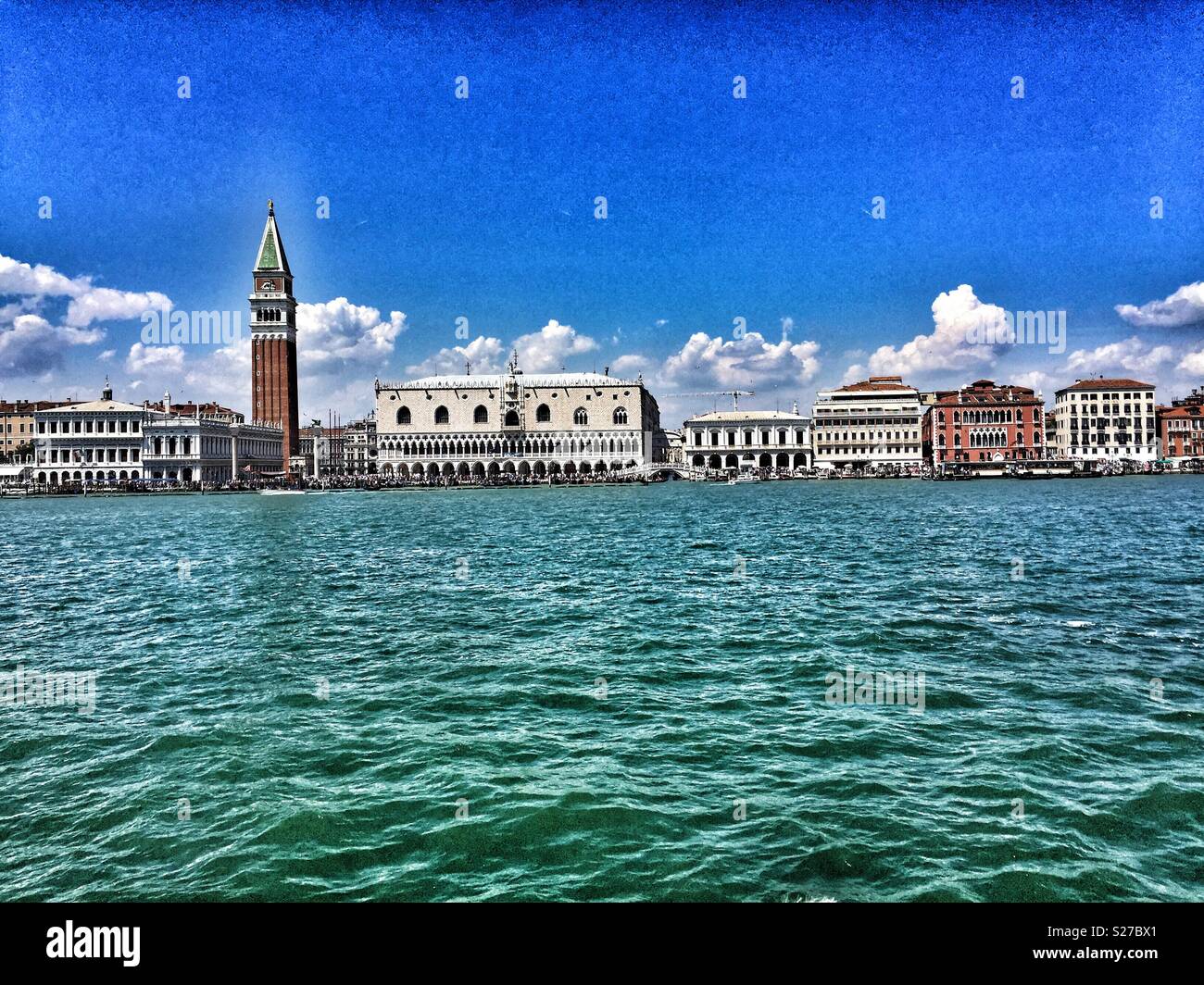 Vista dal taxi d'acqua sul Grand Canal, Venezia, di Bancino di San Marco. Piazza San Marco con il Campanile di San Marco che è il campanile di La Basilica di San Marco a sinistra della foto. Foto Stock