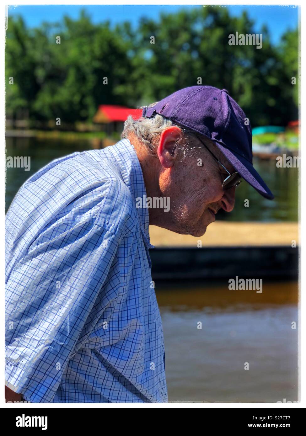 Il vecchio uomo cercando in acqua Foto Stock