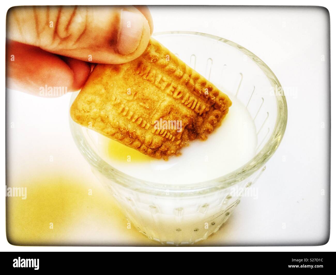 Il latte al malto in biscotto con bicchiere di latte Foto Stock