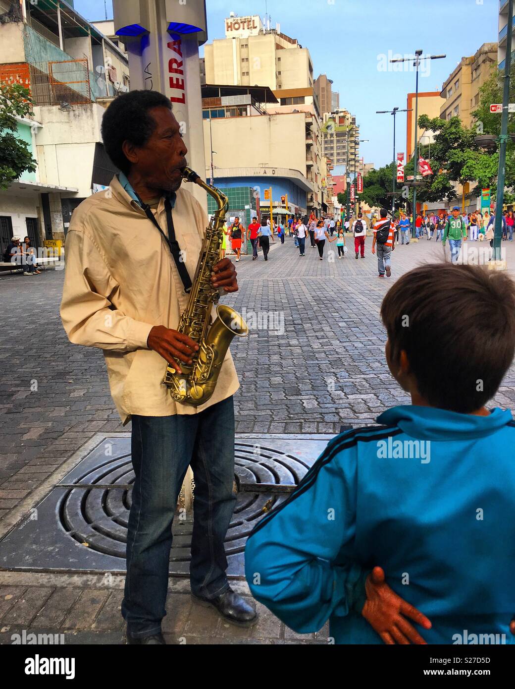 Sabana Grande Caracas Shopping. L'uomo suonare il sassofono. Caracas Venezuela. Marcos Kirschstein e Vicente Quintero. Foto Stock