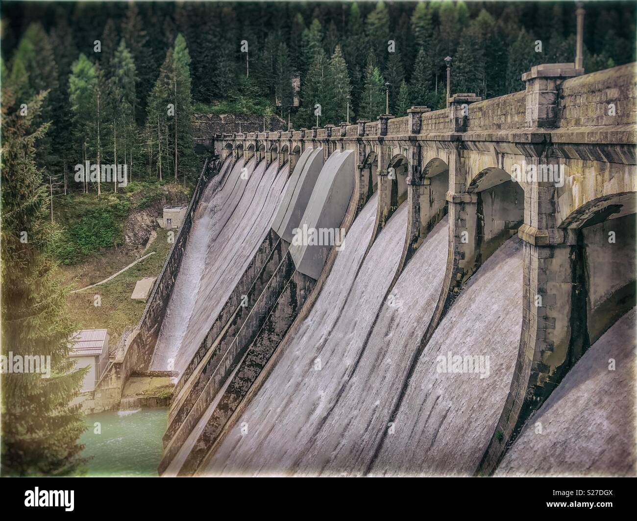 Acqua correre attraverso i cancelli in corrispondenza di una diga - Santa Caterina, Lago di Auronzo di Cadore, Italia - Immagine stock catturata con smartphone