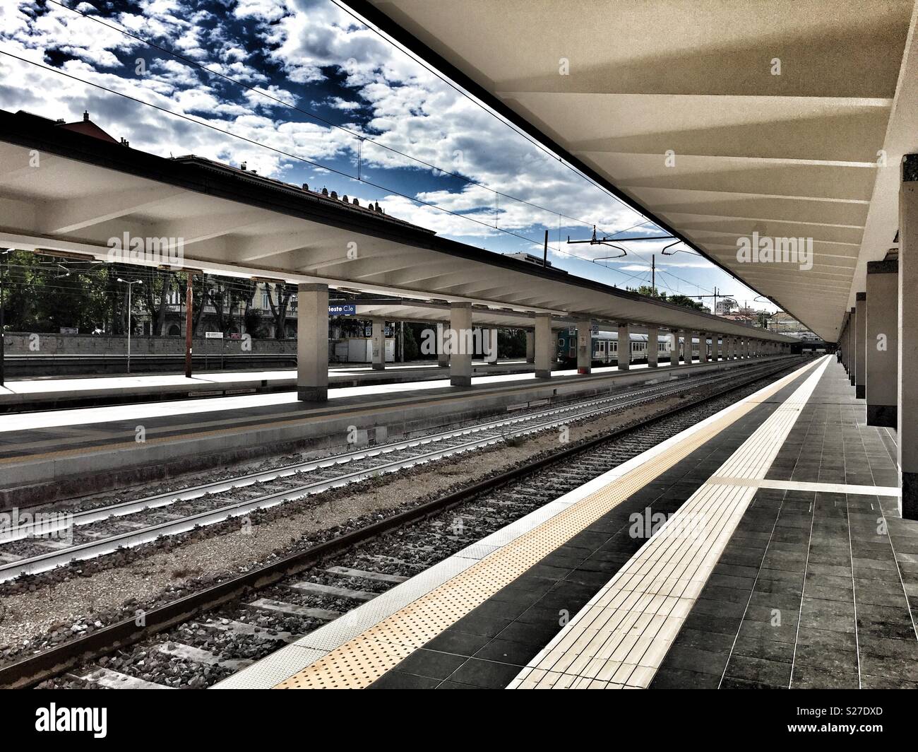 Trieste Centrale stazione ferroviaria, Italia Foto stock - Alamy
