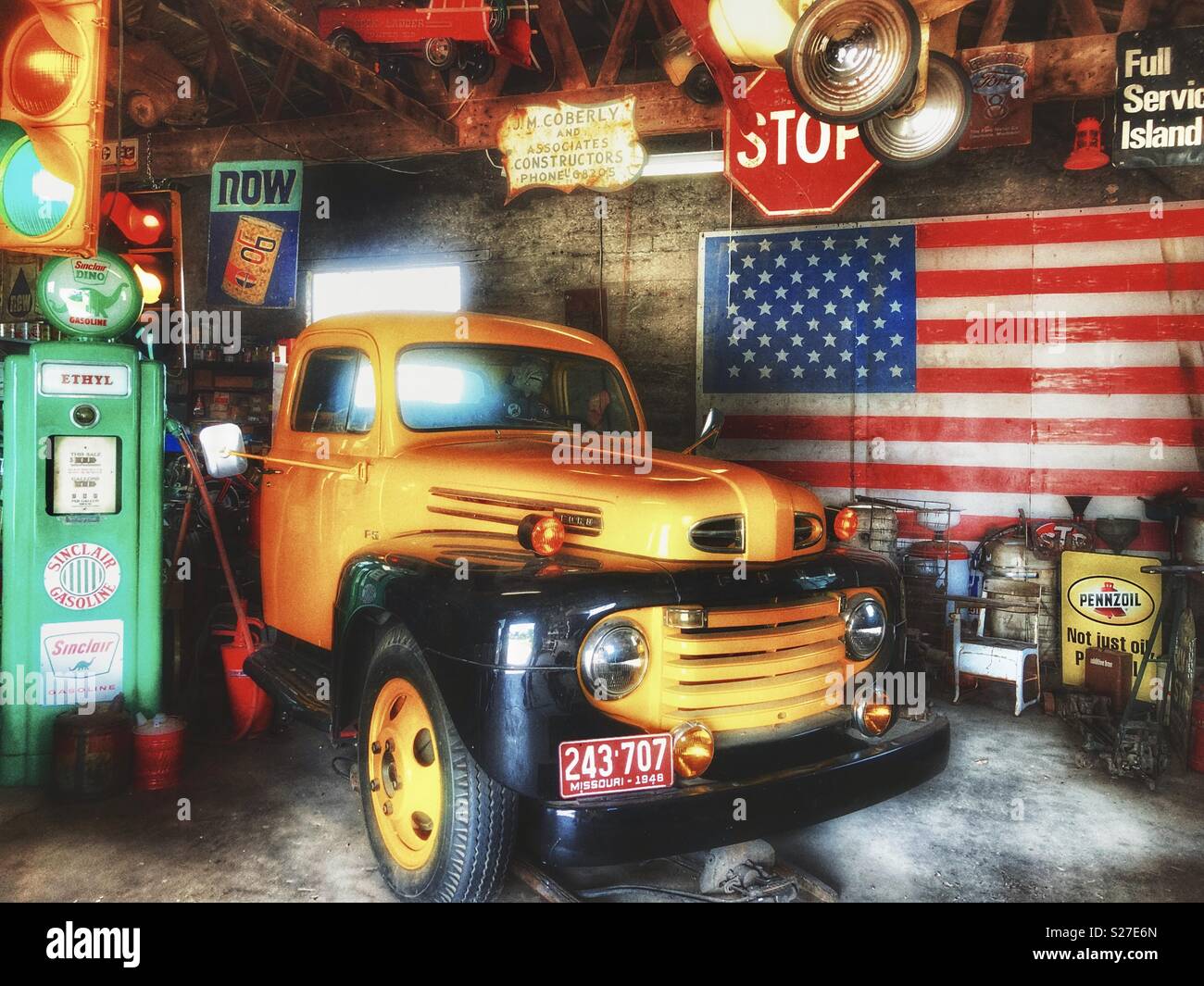 Garage impaccata con carrello vintage e memorabilia americano Foto Stock