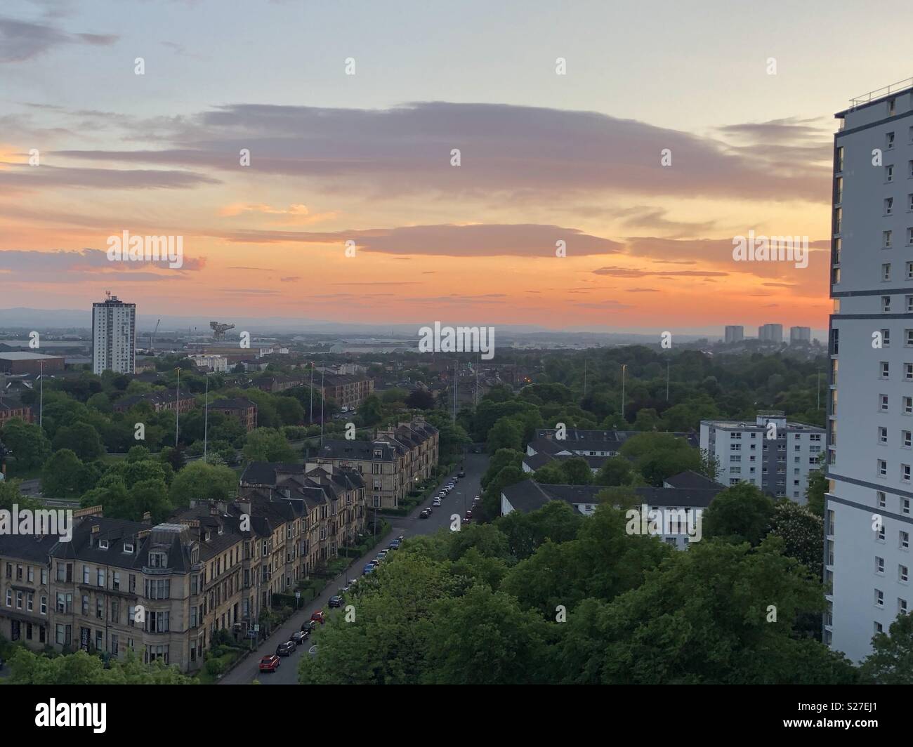 Peach Sunset over Glasgow West End in giugno - Immagine stock catturata con smartphone